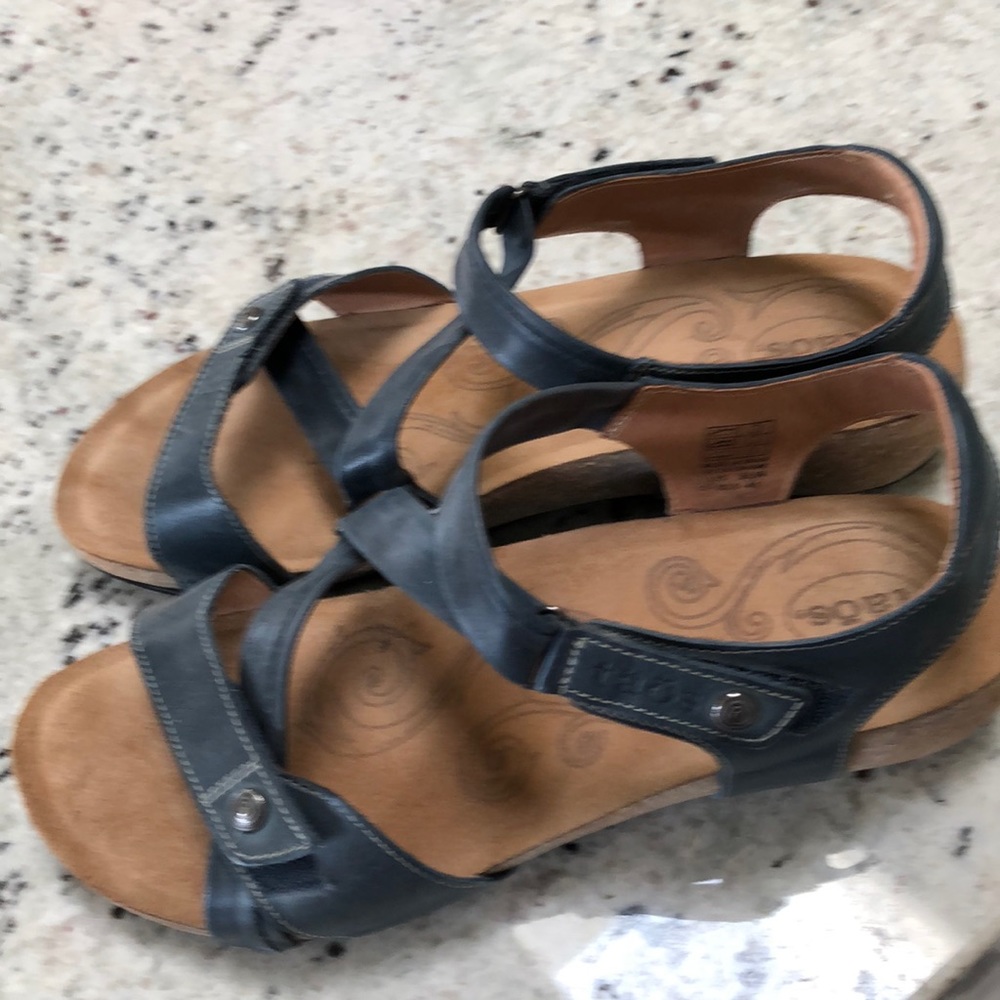 Navy strapped sandals, size 10-10.5